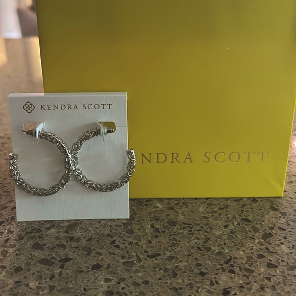 Kendra Scott Maggie Hoops NWT - Picture 5 of 5
